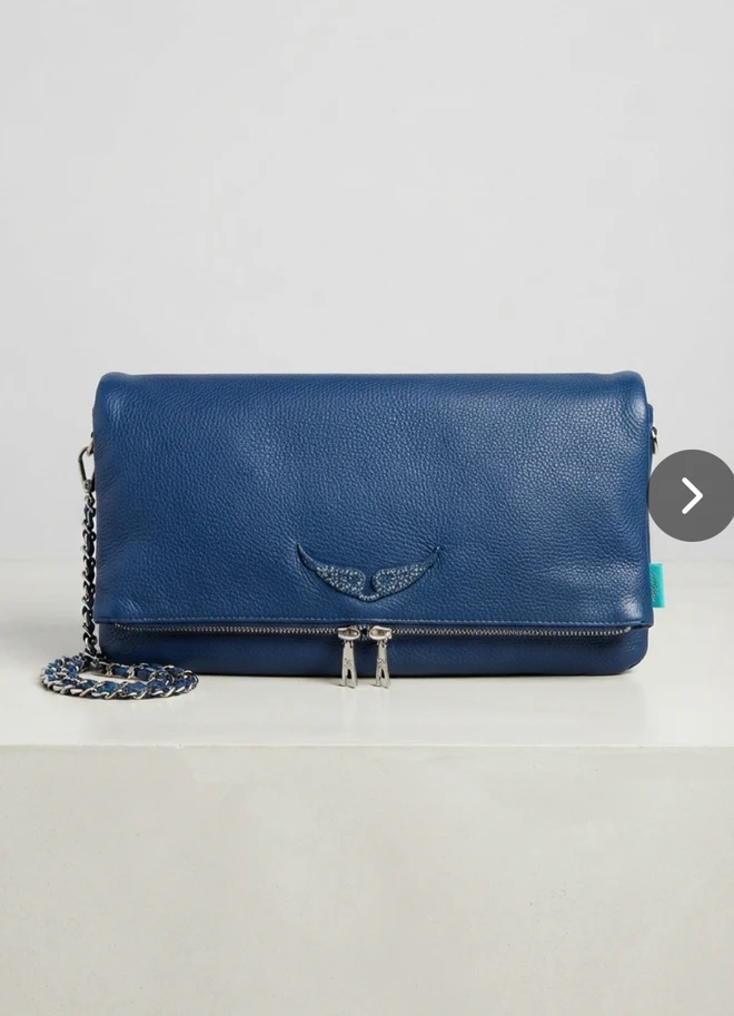 Sac Zadig & Voltaire mis en situation sur une surface claire.