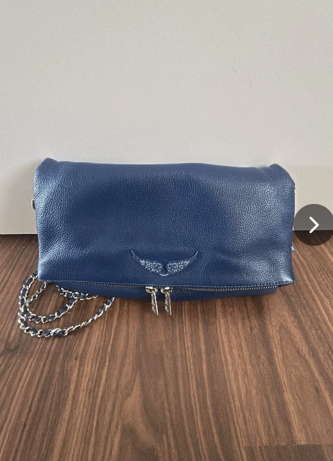 Photo d’origine du sac Zadig & Voltaire bleu sur une surface en bois.