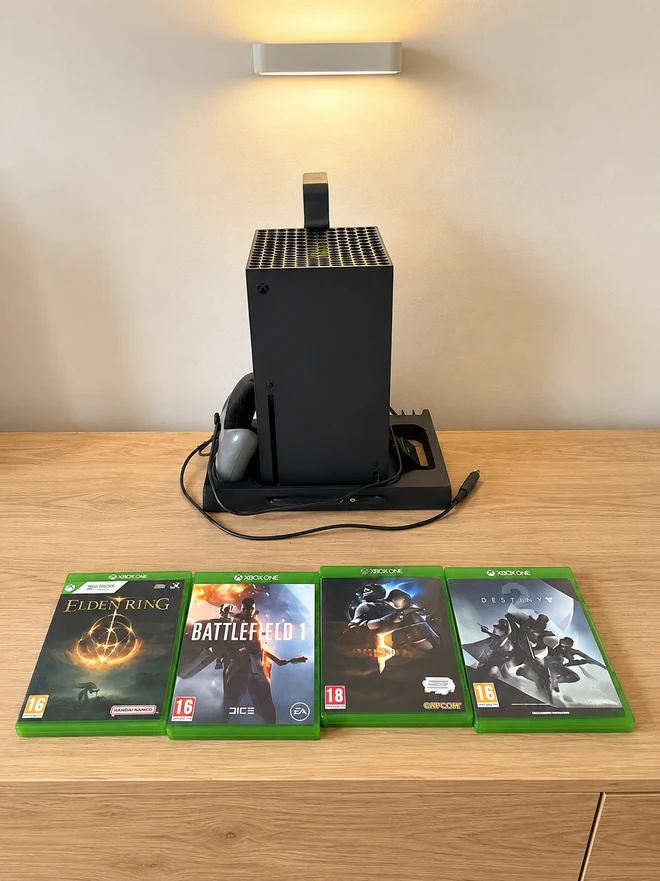 Xbox Series X mise en situation sur un meuble en bois.